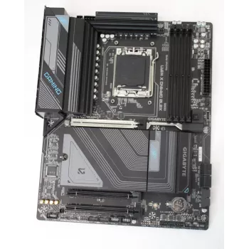 Emolevy GIGABYTE X870 GAMING X WIFI7SO — uudelleenvalmistettu, käytetty, ilman alkuperäispakkausta, ilman antennia