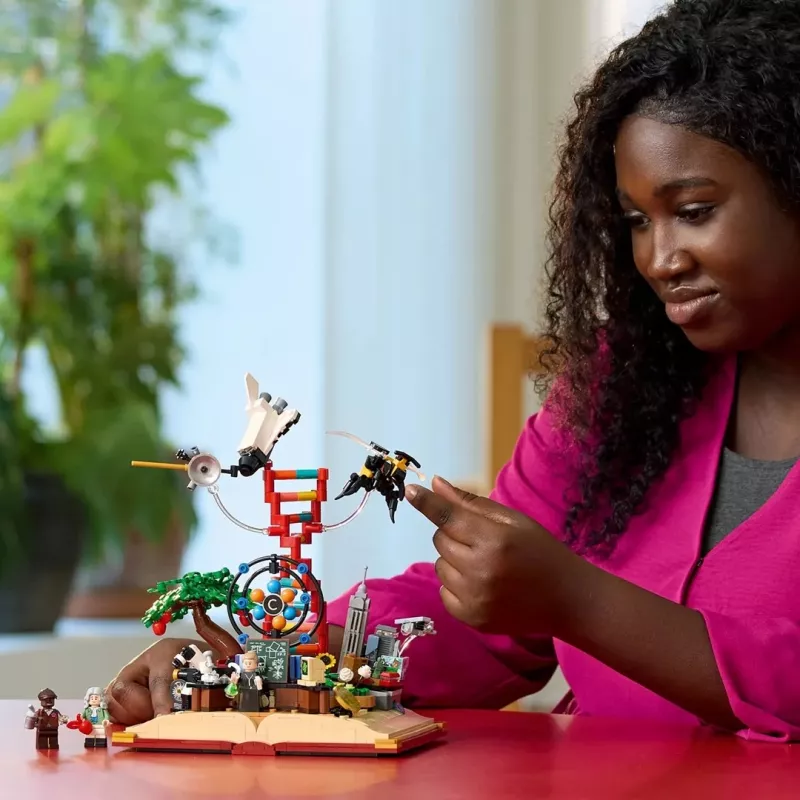 LEGO IDEAS 21355 The Evolution of STEM