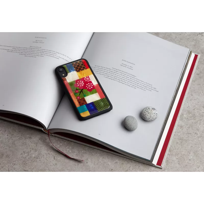 iKins puhelinkotelo iPhone XR — kirsikankukkakuvio, musta