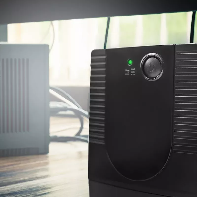 Qoltec 53772 UPS (keskeytymätön virransyöttö) Line-Interactive 0,65 kVA 360 W 1 AC-lähtö
