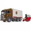 Scania Super 560R UPS -logistiikkarekka haarukkatrukilla