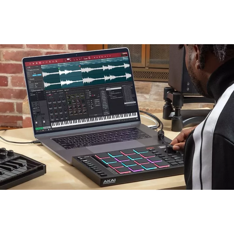 Akai MPC Studio II musiikintuotannon ohjain, sampleri, MIDI, USB, musta
