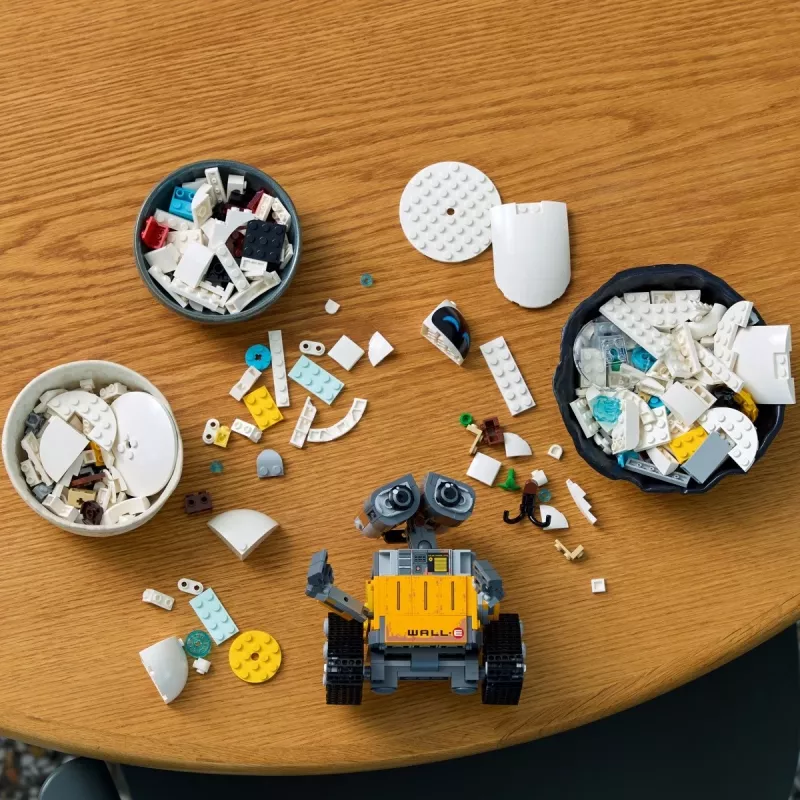 LEGO Disney Pixar 43279 WALL-E ja EVE rakennussarja, 811 osaa, 18+