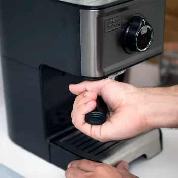 Espressokone Black & Decker BXCO1200E — 1200 W, 15 bar, 1,2 L vesisäiliö, 2 kuppia, integroitu maitovaahdotin, työtasolle, hopea