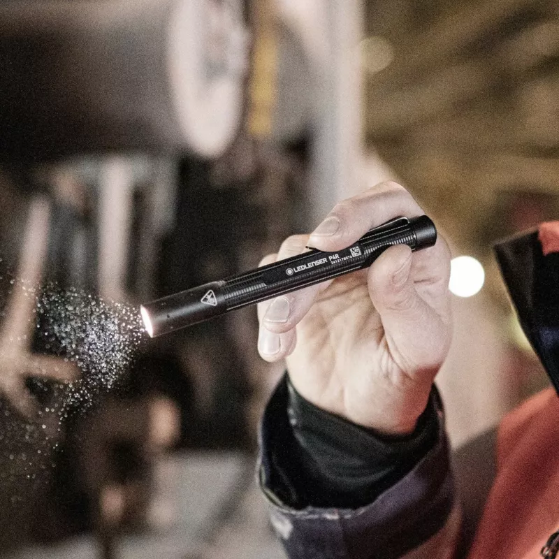 Taskulamppu Ledlenser P2R musta – ladattava kompakti kynälamppu