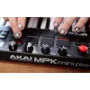 Akai MPK Mini Play MK3 MIDI-ohjainkosketin padiohjaimella, USB, musta/punainen