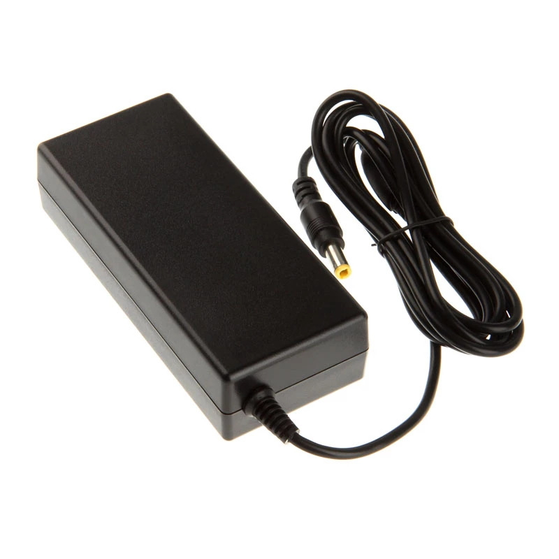Virtasovitin Akasa 65W NUC ja mini-ITX