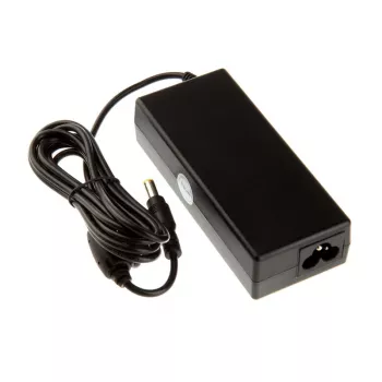 Virtasovitin Akasa 65W NUC ja mini-ITX