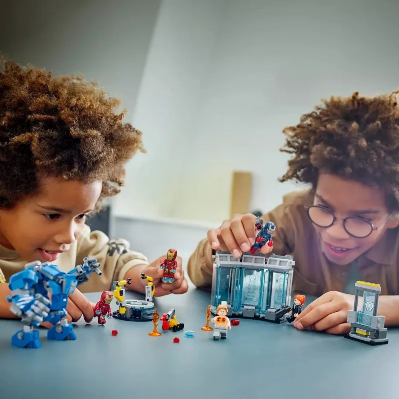 LEGO Marvel Iron Man -laboratorio ja asevarasto 76315 leikkisetti – 384 osaa, 5 minifiguuria, esittelyalue