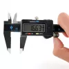 iFixit digitaalinen työntömitta sinisellä LCD-näytöllä