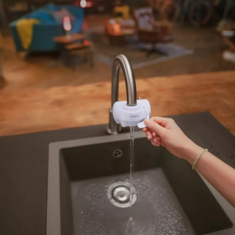 Vesihanasuodatin BRITA ON TAP V CU CE2 (1052067) — 4-vaiheinen, 600 L kapasiteetti, 3 tilaa, 5 sovitinta, valkoinen