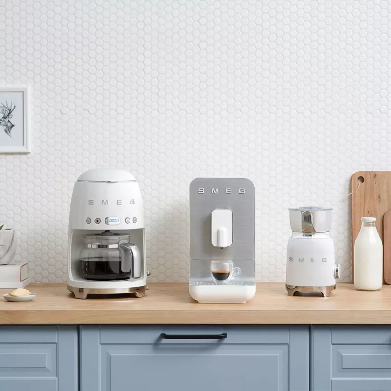 Suodatinkahvinkeitin Smeg 1.4L DCF02WHEU valkoinen