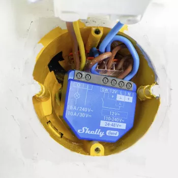 Älykytkin Shelly 1 Gen4 — langaton 240 V AC, Wi‑Fi 2.4 GHz, Bluetooth 5.0, ZigBee, muovikotelo 42×16×37 mm