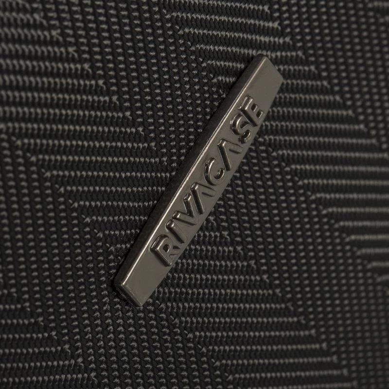 Salkku Rivacase 8135 39,6 cm (15,6 tuumaa) musta