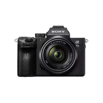 Sony α 7 III + 28–70 mm MILC 24,2 MP CMOS 6000 x 4000 pikseliä musta