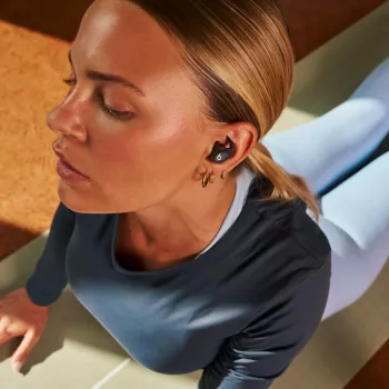 In-Ear langaton kuuloke Apple Powerbeats Fit — H1-siru, IPX4 vedenkestävä, aktiivinen melunvaimennus, Dolby Atmos, USB‑C-latauskotelo, 30 tuntia toistoa