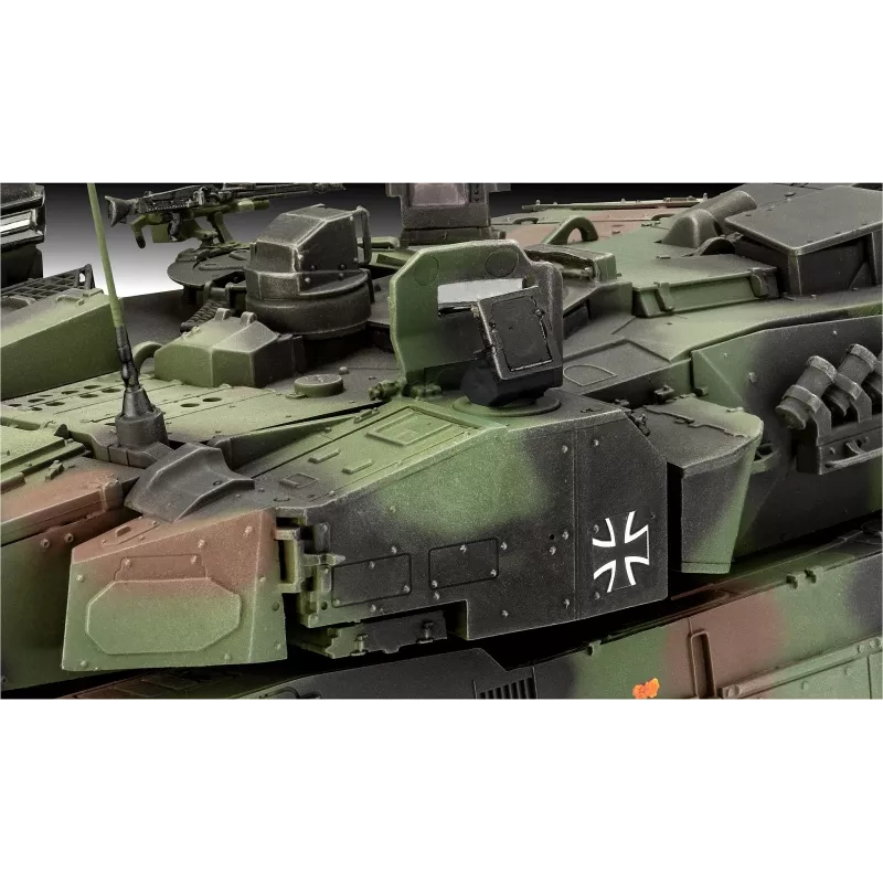 Muovimalli REVELL Leopard 2A7A1 sotilaspanssarivaunun rakennussarja (mittakaavaa ei ilmoitettu)