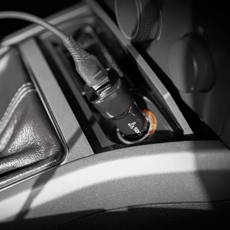 Autolaturi SBOX CC-038 38W musta — dual-USB-virtalähde ajoneuvoihin