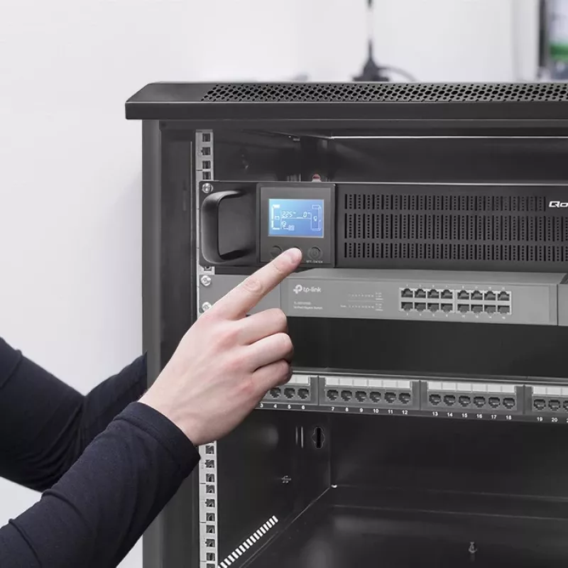 UPS QOLTEC 53946 Line-Interactive 2 kVA UPS