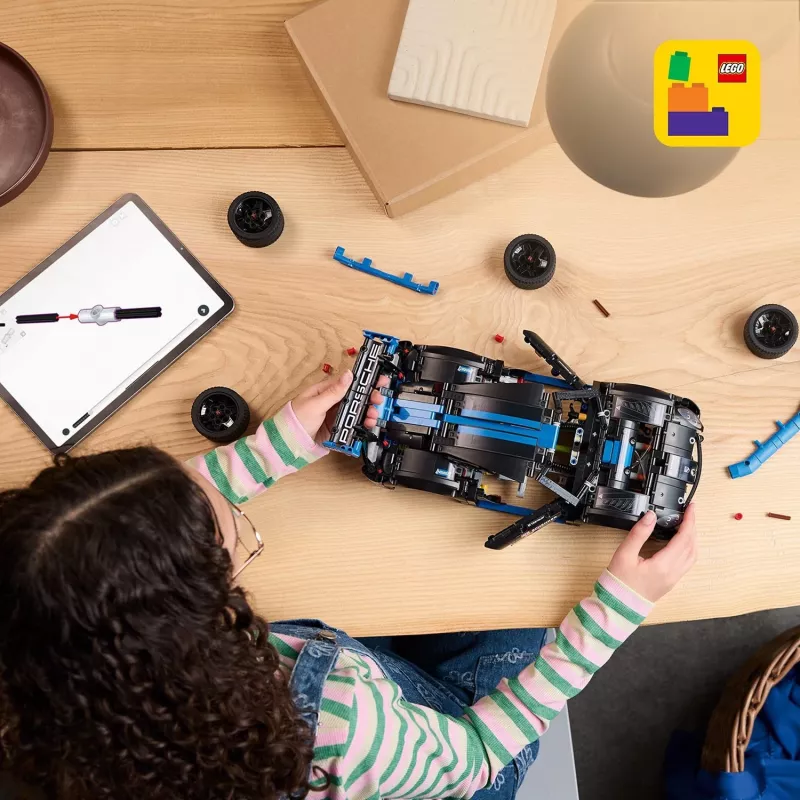 LEGO Technic 42176 Porsche GT4 e-Performance kilpa-auto
