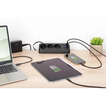 Jatkojohto DIGITUS 3-osainen 2×USB-A & 1×USB-C, 3 AC-pistorasiaa tyyppi E/F, 1,5 m kaapeli, musta