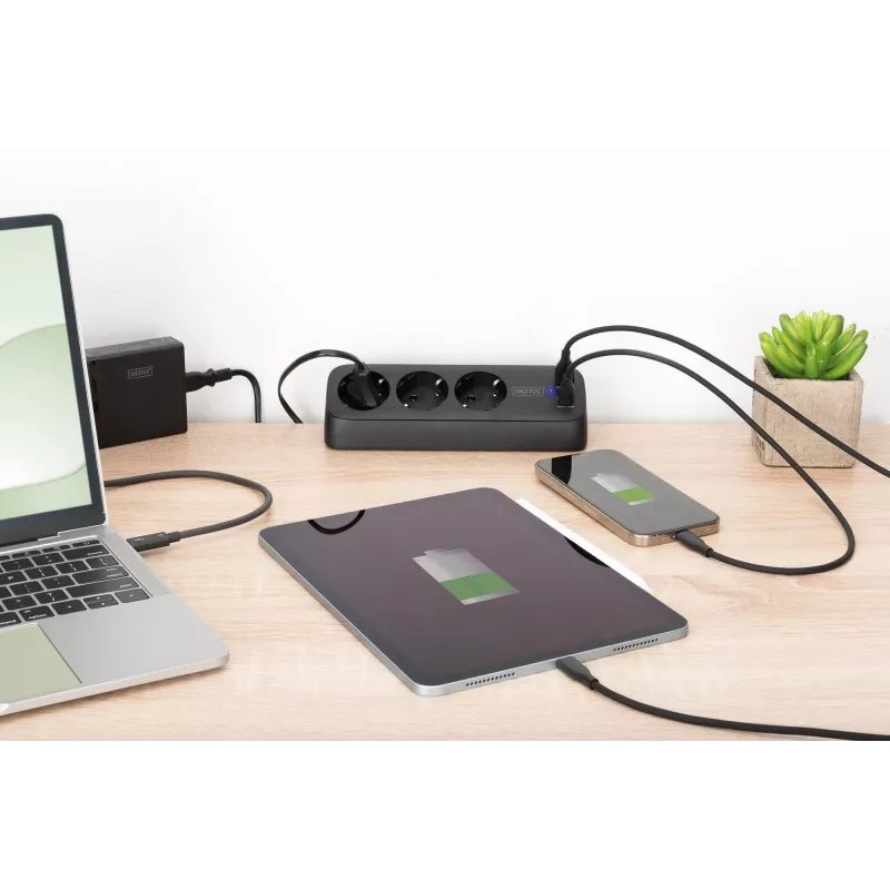 Jatkojohto DIGITUS 3-osainen 2×USB-A & 1×USB-C, 3 AC-pistorasiaa tyyppi E/F, 1,5 m kaapeli, musta
