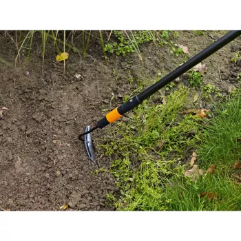 Kuokka Push Fiskars 1000677 — puutarhakuokka maanmuokkaukseen ergonomisella kahvalla