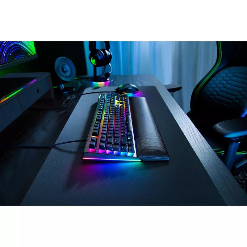 Razer BlackWidow V4 näppäimistö – USB-C, QWERTZ