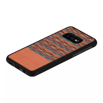 Man and wood -älypuhelinkotelo Galaxy S10e:lle — ruskea ruutu mustalla reunuksella