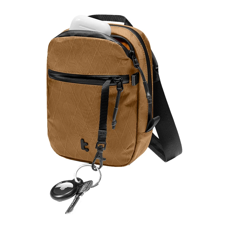 Matkalaukku Tomtoc Aviator-T37 olkahihnalla, X-Pac-kangas, ruskea
