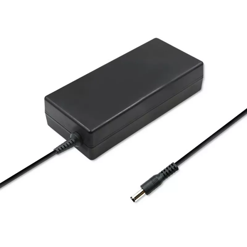Qoltec 50797 pöytävirtalähde 60 W, 12 V, 5 A, 5,5x2,1 mm, virtajohdolla