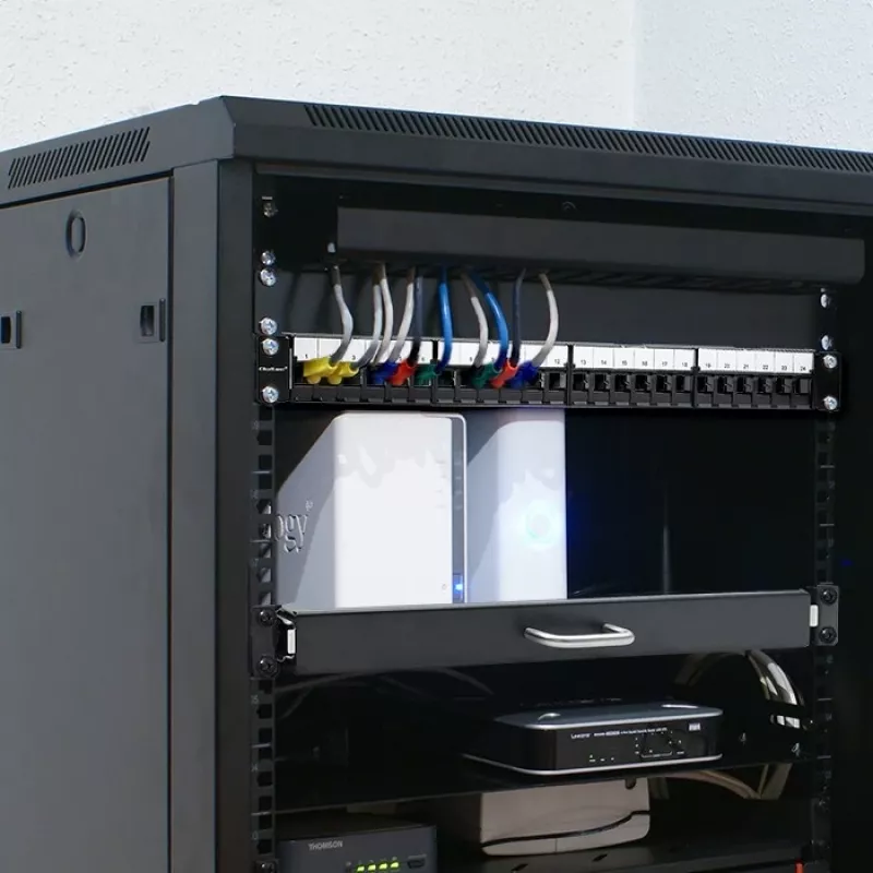 Qoltec 54516 19 tuuman räkin kytkentäpaneeli, 24 porttia, 1U, UTP, musta