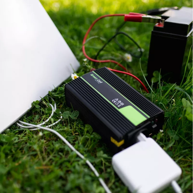 Vaihtosuuntaaja Green Cell INV03DE, 12V–230V, 500 W, 50 Hz, 30 A lähtö, musta