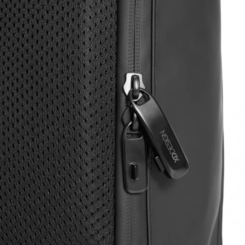 Reppu XDDESIGN URBAN FLAP-TOP P706.2601 — vettähylkivä, kevyt, musta