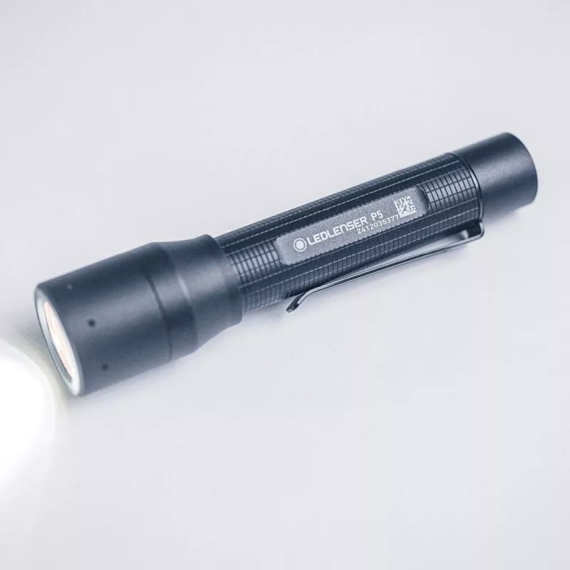 Ledlenser P5 LED-taskulamppu klipsillä, musta