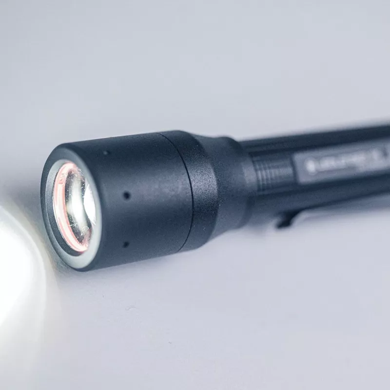 Ledlenser P5 LED-taskulamppu klipsillä, musta