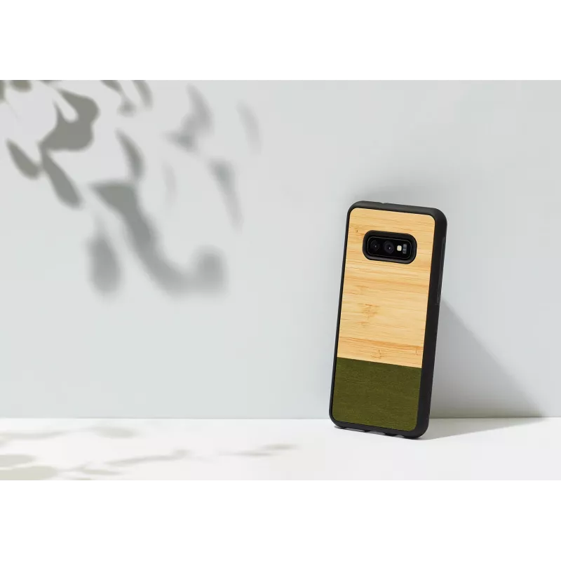 Man and wood -puhelinkotelo SmartPhone Galaxy S10e:lle Bamboo Forest musta