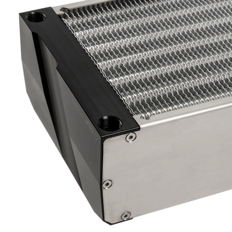 Jäähdytyslohko Aqua-Computer 33706 — alumiini/kupari/ruostumaton teräs, 320×140×73 mm, harmaa/hopea