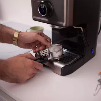 Espressokone Black & Decker BXCO1200E — 1200 W, 15 bar, 1,2 L vesisäiliö, 2 kuppia, integroitu maitovaahdotin, työtasolle, hopea