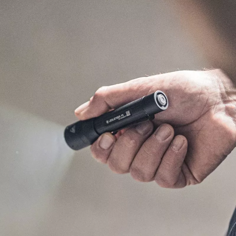 Ledlenser P5 LED-taskulamppu klipsillä, musta