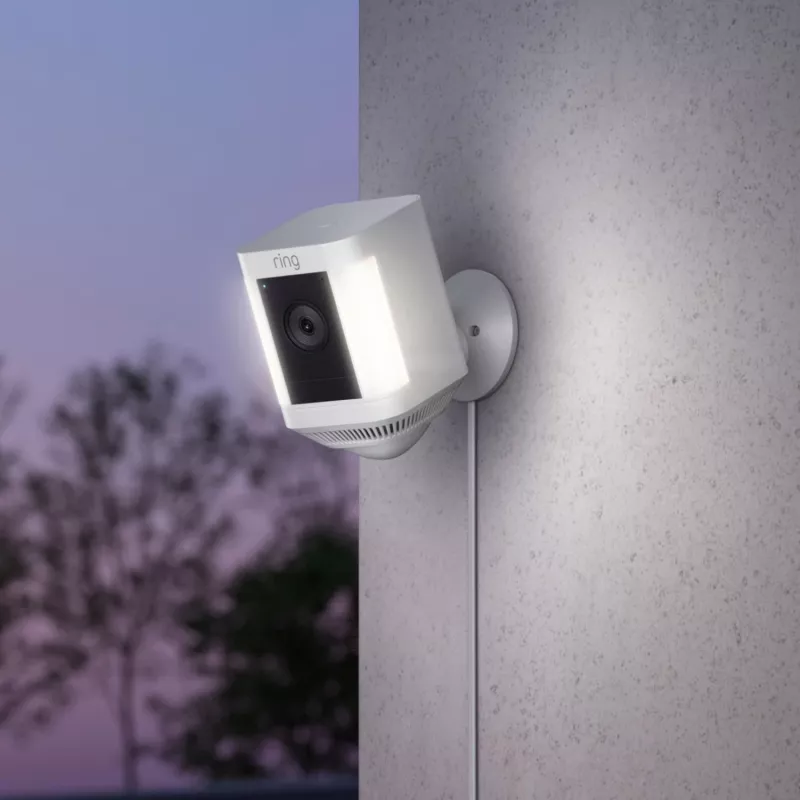Ring Spotlight Cam Plus Plug-In verkkovalvontakamera ulkokäyttöön