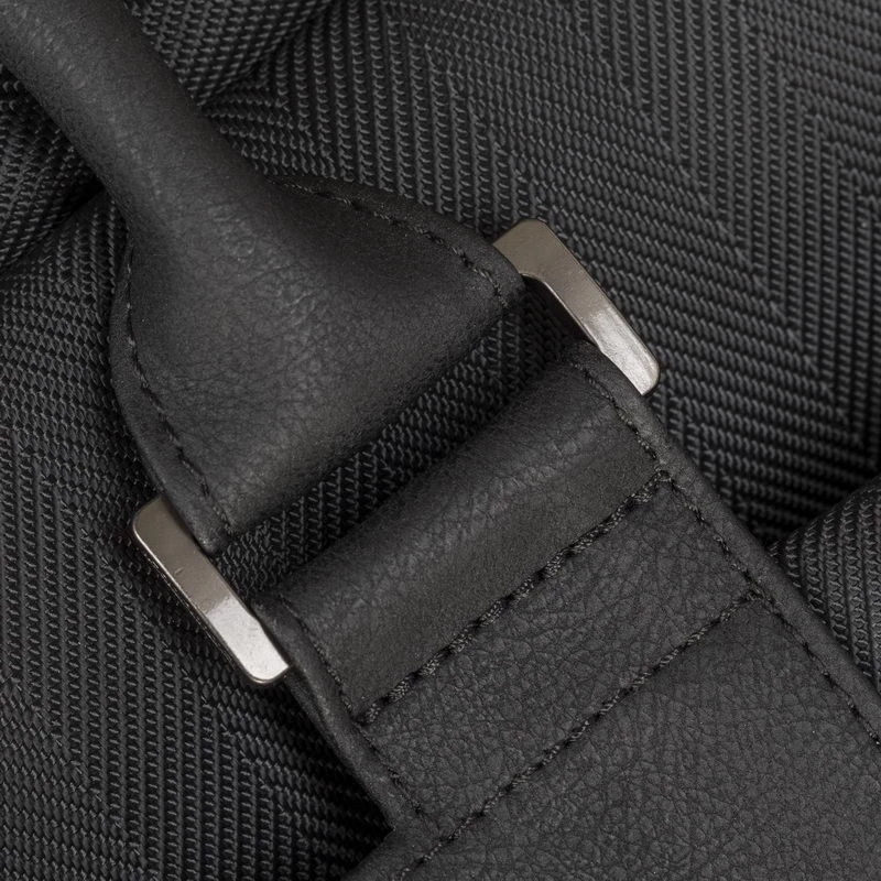 Salkku Rivacase 8135 39,6 cm (15,6 tuumaa) musta