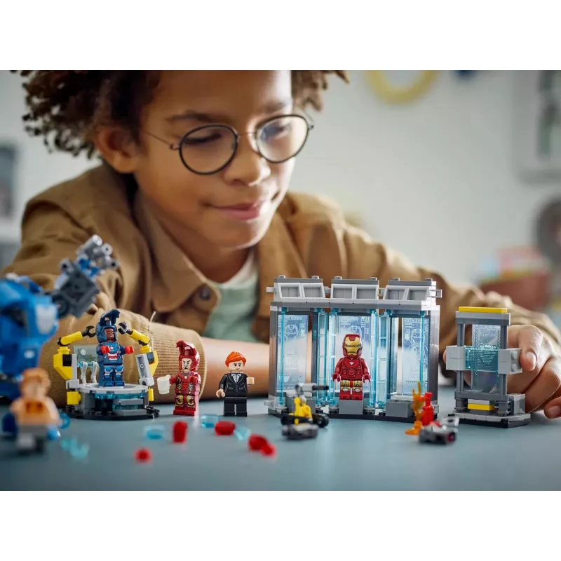 LEGO Marvel Iron Man -laboratorio ja asevarasto 76315 leikkisetti – 384 osaa, 5 minifiguuria, esittelyalue