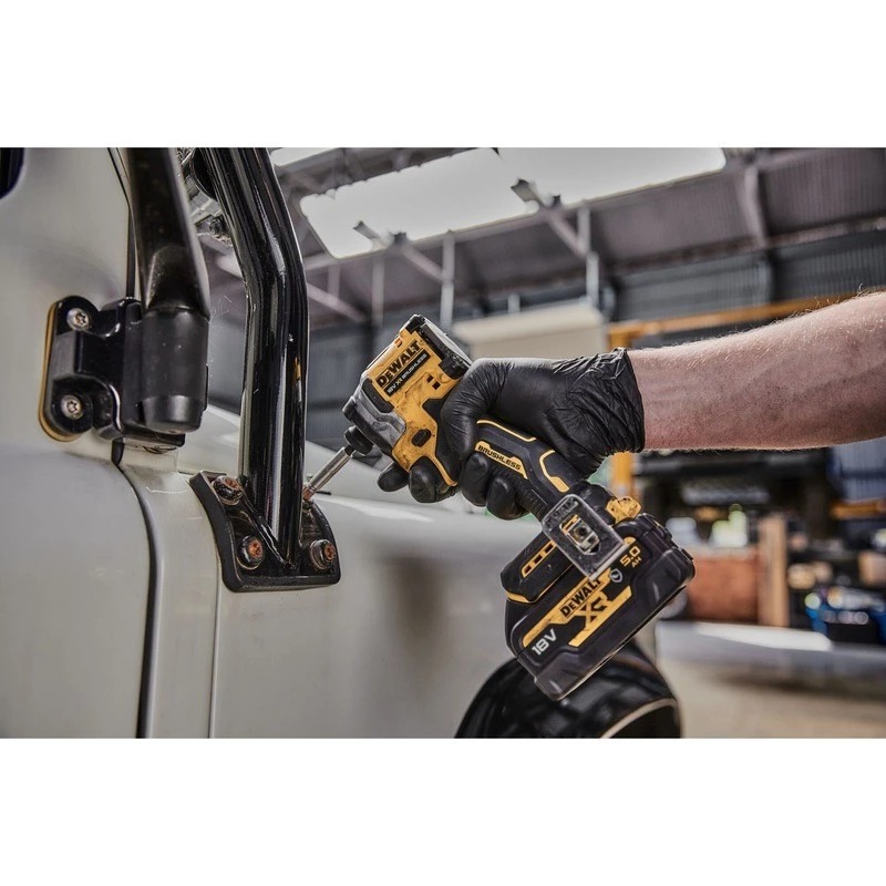 Iskuruuvinväännin DeWALT DCF850NT, 3250 kierr./min, 1/4 tuuman istukka, 900 g