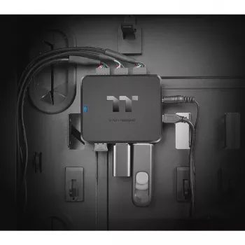 Thermaltake H200 PLUS sisäinen USB-keskitin – TT Premium Edition – keskitin – 3 x USB 2.0 + 3 x USB 2.0 (sisäinen)