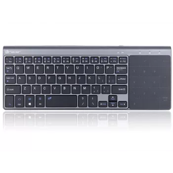 Tracer EXpert RF on ergonominen täysikokoinen langaton näppäimistö QWERTY-asettelulla, kalvonäppäimillä ja ohuella mustanharmaa muotoilulla. Koti- ja toimistokäyttöön suunniteltu näppäimistö yhdistää integroidun kosketuslevyn ja multimedianäppäimet 2,4-GHz langattomaan yhteyteen tarjoten kompaktin syöttöratkaisun televisioille, konsoleille, kannettaville ja perinteisille PC-tietokoneille.