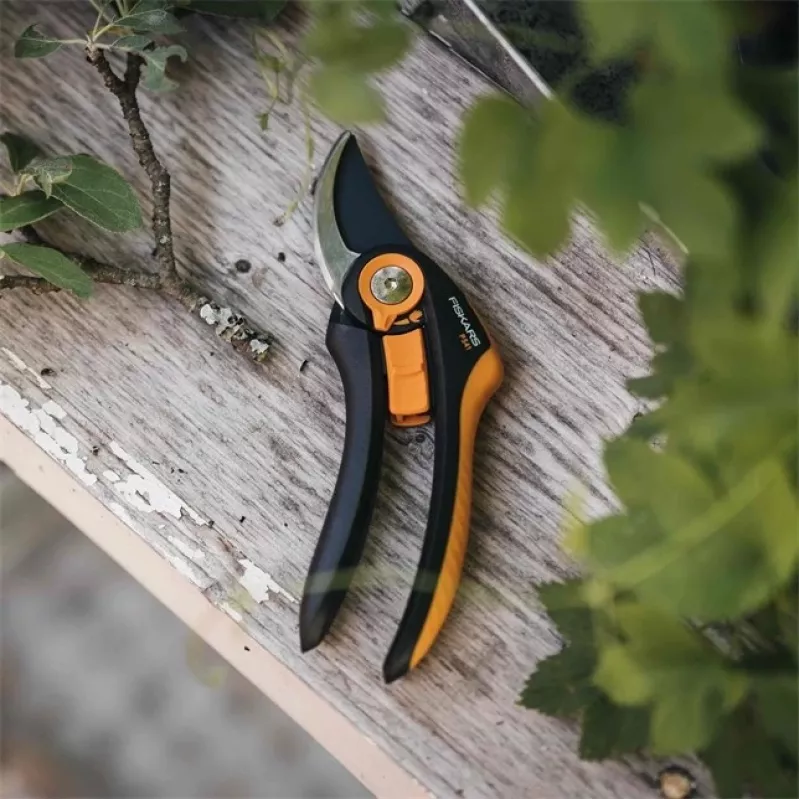 Fiskars Plus SmartFit P541 puutarhasakset ohittavat musta, oranssi