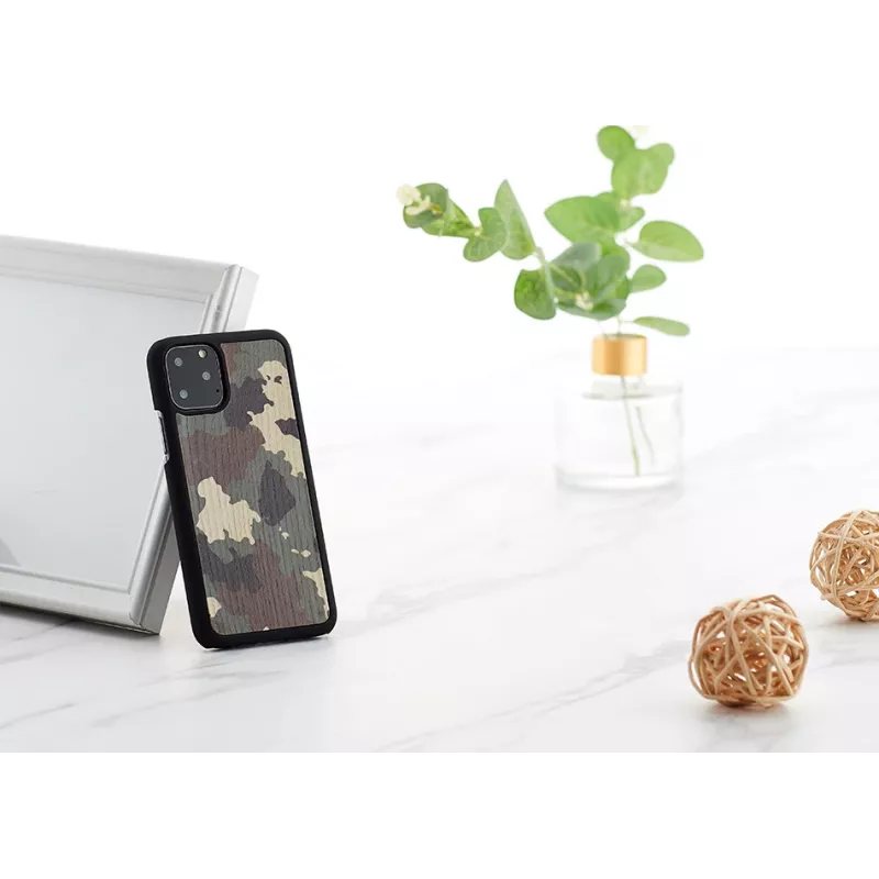 Älypuhelinkotelo man and wood iPhone 11 Pro — Tarnung musta suojakotelo