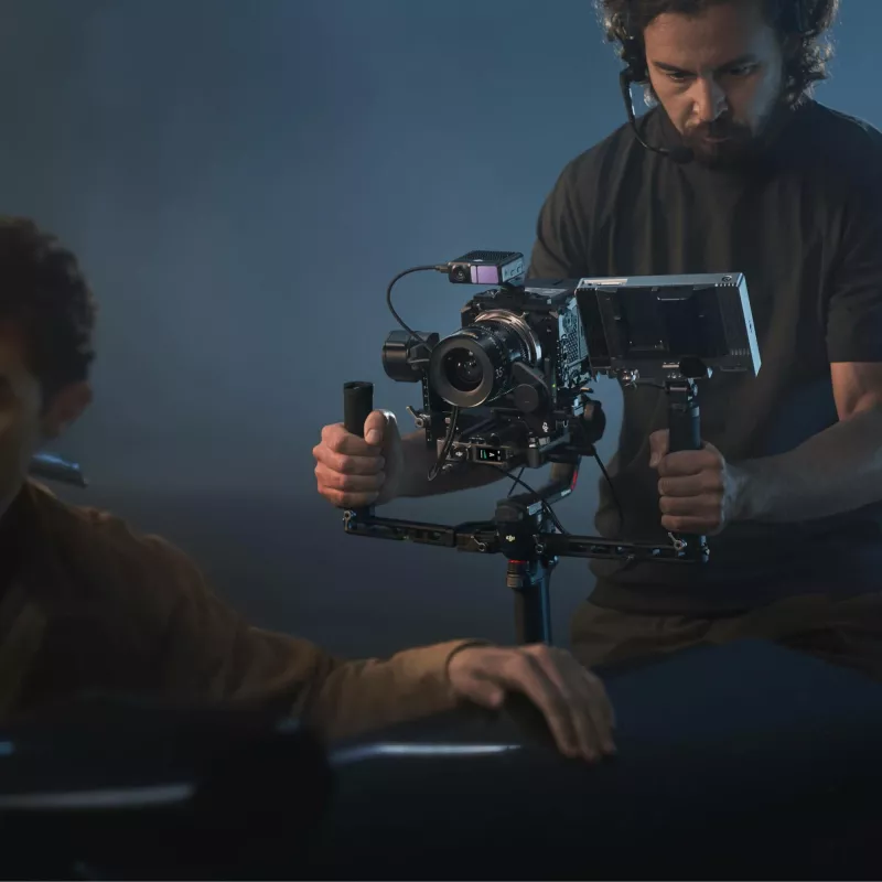 Käsikameravakain DJI RS 4 Pro Combo musta hiilikuitu 13h akku