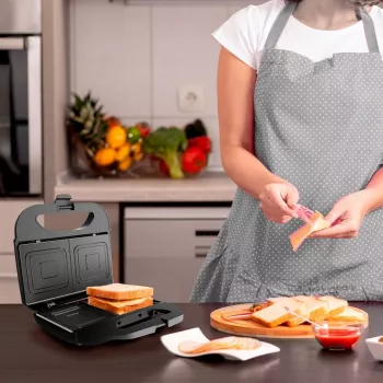 Sandwich-grilli Black & Decker BXSA753E — 2 voileipää, 750 W, tarttumattomat levyt, 215×125 mm grillipinta, kompakti ruostumaton teräs